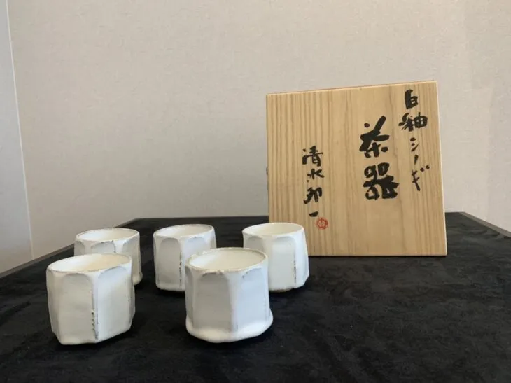 清水 卯一 作「白釉シノギ 茶器」